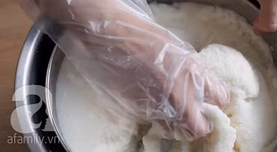 Vắt ráo khoai sau đó để riêng phần khoai và phần nước. Chờ phần nước trong âu lắng phần tinh bột thì bạn đem đi chắt bỏ phần nước màu vàng ở trên. Chỉ lấy phần tinh bột trắng đục dưới đáy âu.