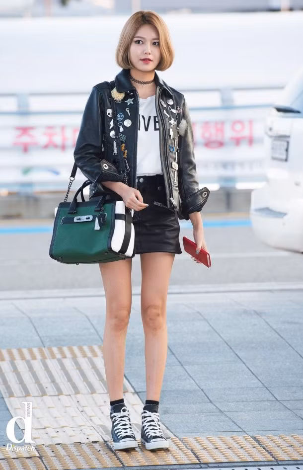 Tỷ lệ cơ thể với phần chân chiếm ưu thế của Sooyoung – nhóm SNSD khiến nhiều người ngưỡng mộ. Đôi chân thon dài giúp nữ ca sĩ tự tin diện nhiều trang phục ngắn từ váy liền cho tới chân váy, shorts.