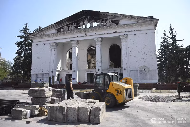 Các chuyên gia từ St.Petersburg sẽ khôi phục lại 29 cơ sở ở Mariupol, bao gồm cả thiết kế và xây dựng một nhà hát kịch hàn lâm Nga