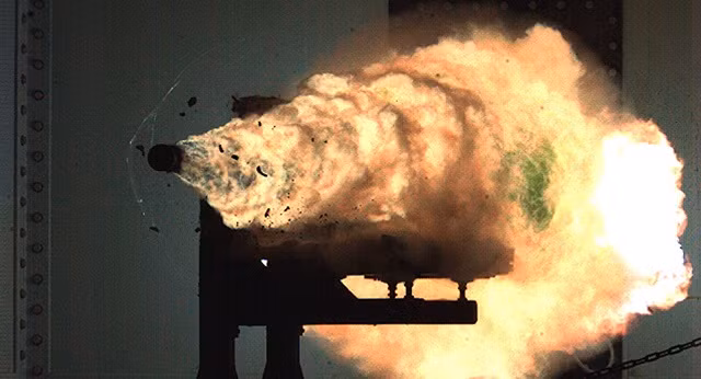 Hình ảnh một viên đạn được bắn ra từ súng railgun