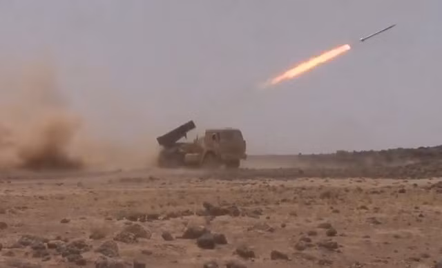 Lực lượng Quân đội Syria Tự do (được Mỹ hậu thuẫn) bắn tên lửa Grad về phía Quân đội Syria
