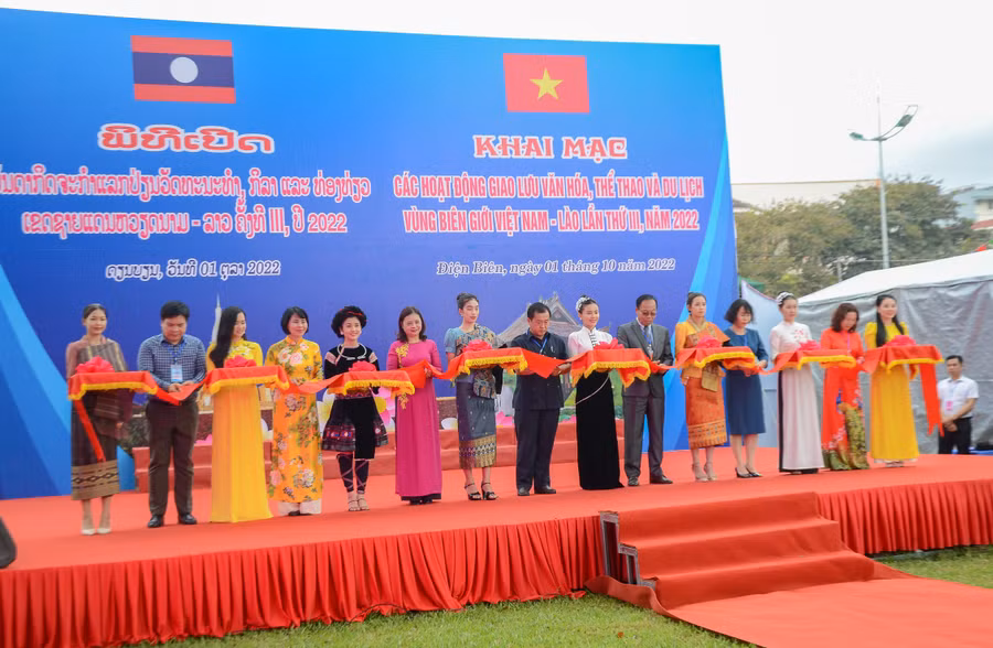 Đại biểu cắt băng khai mạc các hoạt động giao lưu văn hóa, thể thao &amp; du lịch vùng biên giới Việt Nam - Lào lần thứ III.