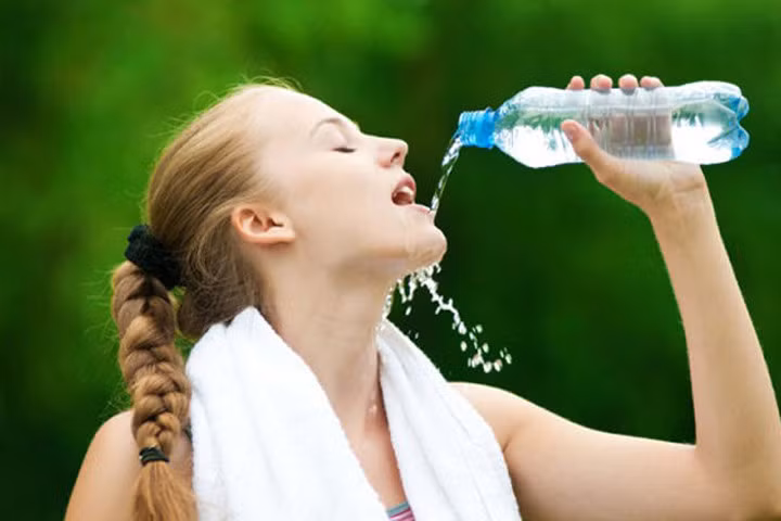 Uống nhiều nước có hại cho thận và não bộ