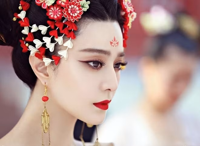 5 bí mật phía sau vẻ đẹp lộng lẫy của Phạm Băng Băng