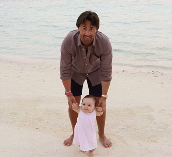 Thương gia Jay Rutland vui đùa cùng con gái trên bãi biển Dubai. Trong quá khứ, chồng Tamara gây tai tiếng khi từng buôn bán ma túy và bị tố cáo lừa đảo. Thương gia Jay Rutland vui đùa cùng con gái trên bãi biển Dubai. Trong quá khứ, chồng Tamara gây tai tiếng khi từng buôn bán ma túy và bị tố cáo lừa đảo.