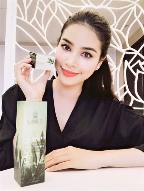 Pham Huong bat ngo lo anh quang cao kem tron - Anh 1