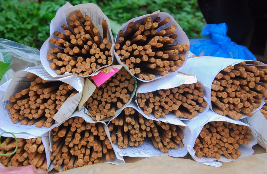 Những bó hương do người Mông tự sản xuất ra, phục vụ trong các dịp lễ, tết. Những bó hương do người Mông tự sản xuất ra, phục vụ trong các dịp lễ, tết.