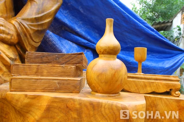  Ngoài thân tượng, các nghệ nhân còn tạc thêm những cuốn sách, hồ lô và bàn, chén để bên cạnh rất đẹp và độc đáo. 