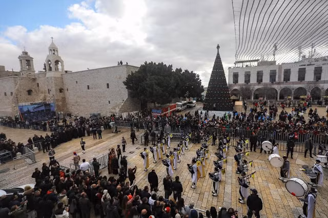 Các ban nhạc Palestine diễu hành qua Quảng trường Manger tại Nhà thờ Chúa Giáng sinh, theo truyền thống được cho là nơi sinh của Chúa Giê-su, trong lễ Giáng sinh, ở thị trấn Bethlehem, Bờ Tây.