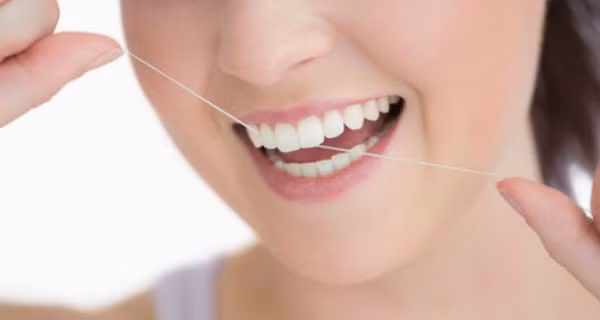 2. Làm sạch kẽ răng: Có thể bạn chưa biết và quen với việc dùng chỉ nha khoa, nhưng làm sạch kẽ răng mỗi ngày bằng chỉ nha khoa có lợi ích rất quan trọng đối với sức khỏe răng miệng của bạn. Một số người đánh răng hàng ngày nhưng bàn chải đánh răng không luôn luôn tới được những khoảng trống giữa các răng. Vì vậy cao răng vẫn tích tụ nhiều. Ảnh: Denplan.