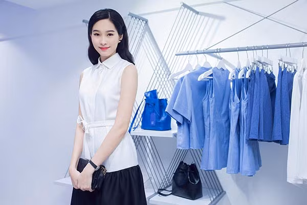 Thời gian gần đây, Đặng Thu Thảo duy trì hình ảnh dịu dàng, kín đáo khi xuất hiện trước đám đông.