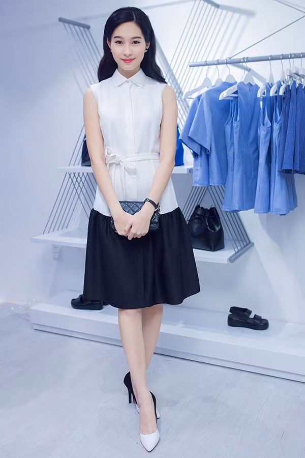 Chiều 15/05, Đặng Thu Thảo xuất hiện trong buổi ra mắt bộ sưu tập mới của NTK Hoàng Anh Tú kết hợp với một thương hiệu nổi tiếng.