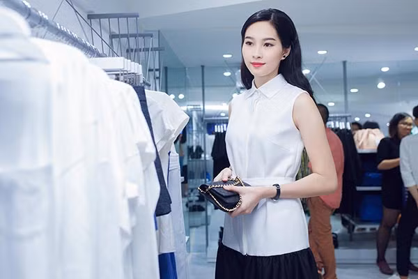Sau khi bác bỏ tin đồn kết hôn đầu năm 2015, Đặng Thu Thảo vẫn giữ kín chuyện tình cảm ở thời điểm hiện tại.