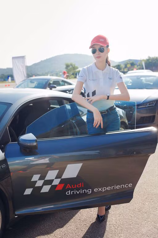 Hoa hậu Việt Nam Đặng Thu Thảo khoe vẻ xinh đẹp bên xiêu xe Audi Hoa hậu Việt Nam Đặng Thu Thảo khoe vẻ xinh đẹp bên xiêu xe Audi