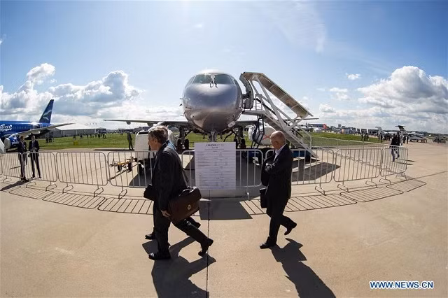 Khách du lịch đi ngang qua một chiếc máy bay Sukhoi trong Triển lãm hàng không quốc tế MAKS 2019