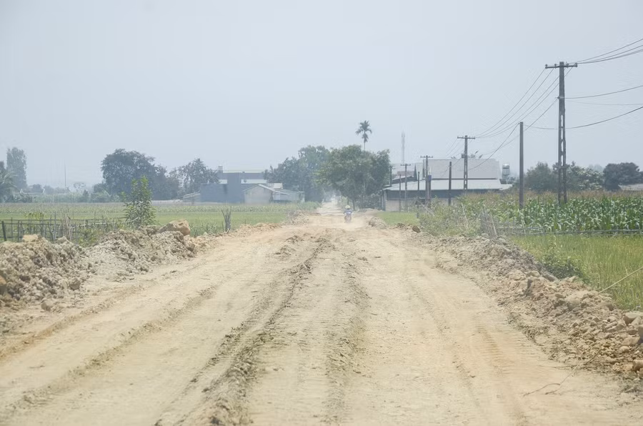 Ông Lò Văn Duyên, Trưởng bản Hồng Lếch Cuông cho biết: Trước kia, đây là con đường nhựa. Song khoảng gần 2 tháng nay, kể từ khi dự án Hồ Huổi Trạng Tai thi công, thường xuyên có xe tải trọng lớn di chuyển đã khiến đường "biến dạng".