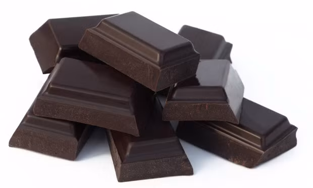 Chocolate đen: Chất chống oxy hóa thực vật flavanol trong chocolate đen làm giãn mạch máu, cung cấp nhiều oxy và máu đến các khu vực quan trọng của não bộ, chống lại tổn hại của các gốc tự do. Ngoài ra, chocolate đen rất giàu magiê, kẽm và chất xơ, chống mệt mỏi và ảnh hưởng của lão hóa. Ảnh: Kimschaper.