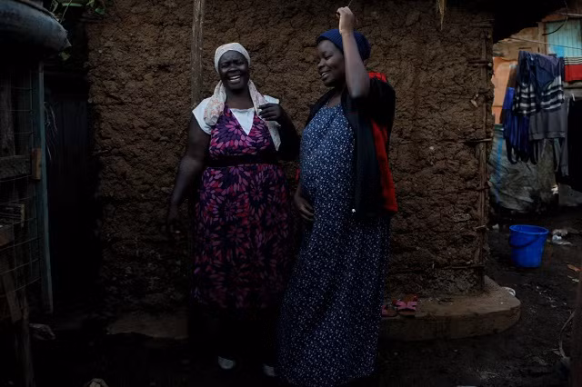 Jackline và mẹ bên ngoài nhà của họ ở làng Lindi, Kibera