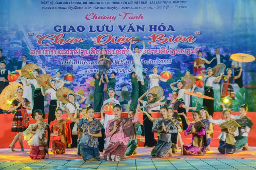 Chương trình giao lưu nghệ thuật "Chào Điện Biên" kết thúc Ngày hội Việt - Lào.