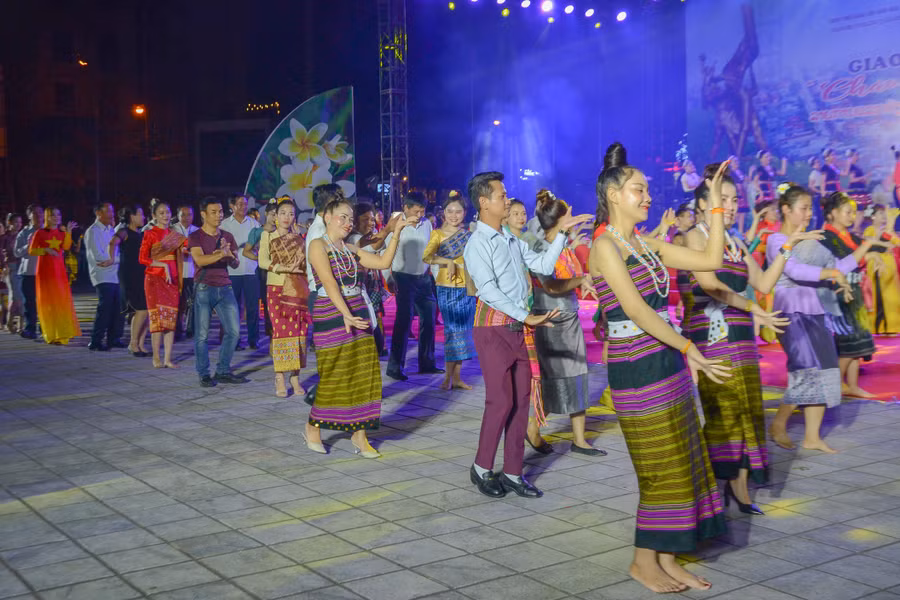 Đại biểu, du khách cùng hòa trong điệu múa Xao Xiêng Khoảng. Đại biểu, du khách cùng hòa trong điệu múa Xao Xiêng Khoảng.