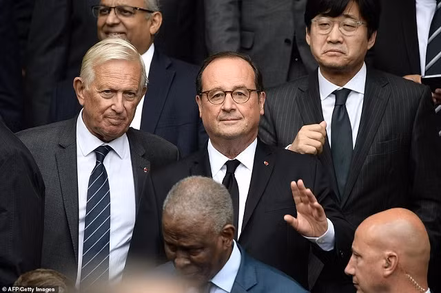 Cựu TT Pháp Francois Hollande (giữa)