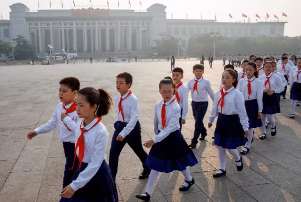 HS Trung Quốc tới tham dự lễ đặt vòng hoa tại Đài tưởng niệm các anh hùng dân tộc.