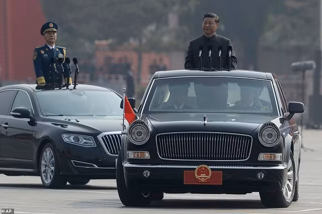 Chủ tịch Trung Quốc Tập Cận Bình xuất hiện trên một chiếc limousine.