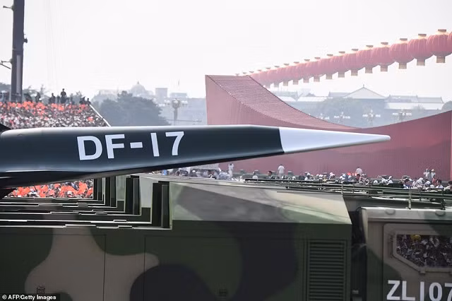 DF-17, một loại tên lửa hạt nhân siêu thanh mới, có mặt trong cuộc diễu hành quân sự tại Quảng trường Thiên An Môn.