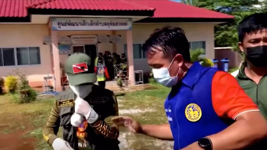 Lực lượng an ninh có mặt tại lối vào nhà trẻ sau khi vụ thảm sát diễn ra. Lực lượng an ninh có mặt tại lối vào nhà trẻ sau khi vụ thảm sát diễn ra.