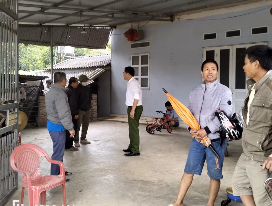 Người dân khu vực theo dõi vụ việc.