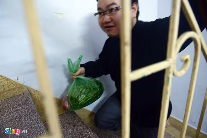 Hiện Ngọc Anh sống tại một căn nhà thuê cùng 2 em họ. Tầng một anh chọn làm văn phòng làm việc, tiếp khách và chứa hàng được vận chuyển tới. Mọi sinh hoạt của anh và các em được gói gọn trên những tầng cao hơn. Sau khi về tới nhà, anh di chuyển lên tầng 2 để thực hiện một số sinh hoạt. Cuộc sống hàng ngày của chàng trai từng gãy xương 150 lần