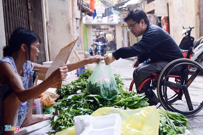 Tới chợ, anh mua một số thức ăn để chuẩn bị cho bữa tối. Do thói quen từ nhỏ và một số đặc trưng nhất định của cơ thể, chàng trai sinh năm 1987 thường thích những món ăn đơn giản, dễ chế biến. Cuộc sống hàng ngày của chàng trai từng gãy xương 150 lần