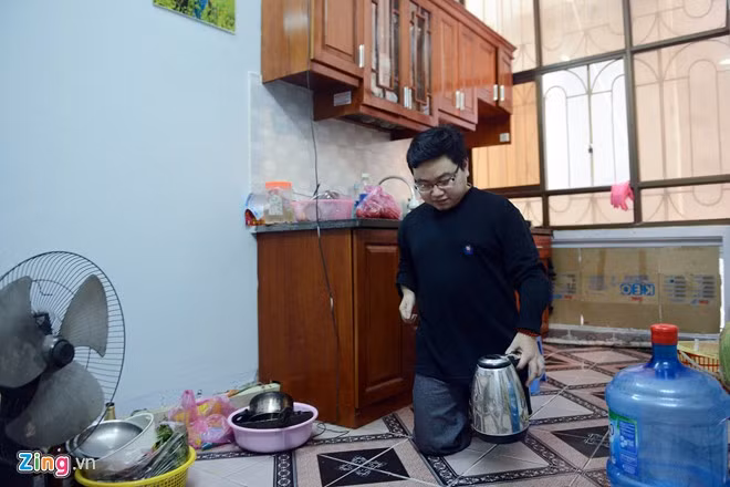 Đối với Vũ Ngọc Anh, đây là những việc đơn giản. Anh tâm sự, nhiều người thường nghĩ, bệnh nhân xương thủy tinh thì hạn chế vận động, ngồi một chỗ. Nhưng bản thân anh không thấy vậy, anh có thể làm được mọi việc, chỉ cần hạn chế vận động mạnh. Cuộc sống hàng ngày của chàng trai từng gãy xương 150 lần