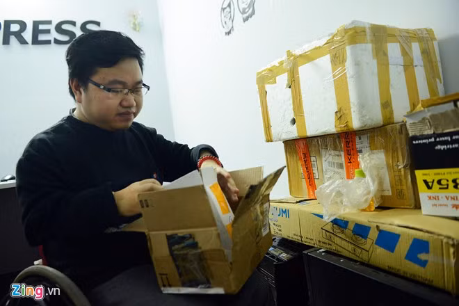 Sau khi nhận đơn đặt hàng từ khách, anh chịu trách nhiệm việc lấy và chuyển hàng. Do không thể di chuyển xa, hàng hóa thường được vận chuyển tận nhà và khách sẽ tới nhận. Bên cạnh việc giải quyết giấy tờ, nhận đơn hàng trên máy tính, chàng trai sinh năm 1987 còn phụ trách mảng kiểm đồ trước khi tới tay khách hàng. Cuộc sống hàng ngày của chàng trai từng gãy xương 150 lần