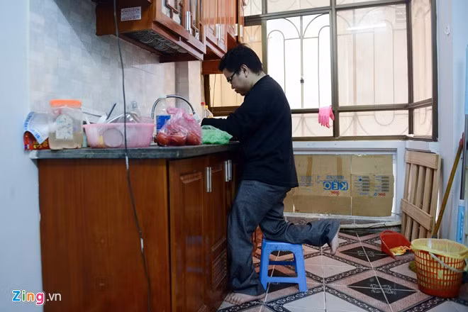 Hàng ngày, các em đi học và đi làm, chàng trai Hải Phòng thường tự vào bếp, chăm lo bữa ăn của mình. Do thiết kế của nhà cho thuê, khu vực bếp và bồn rửa khá cao, anh khắc phục bằng một chiếc ghế nhỏ. Cuộc sống hàng ngày của chàng trai từng gãy xương 150 lần