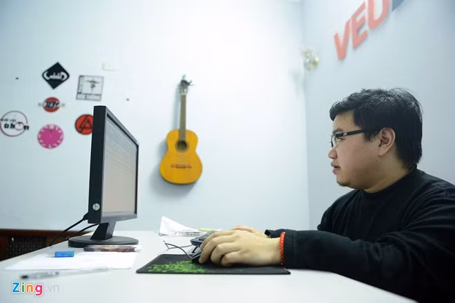 Ngoài công việc chính, Vũ Ngọc Anh còn tham gia sản xuất nhạc điện tử. Theo đó, sở trường chính của chàng trai 28 tuổi là rock. Trên một góc tường khu vực làm việc, anh trang trí biểu tượng của những nhóm nhạc yêu thích như Linking Park, Bức Tường, Quái Vật Tí Hon... Bên cạnh đó, anh cũng là người sáng lập quỹ Xương thủy tinh Việt Nam (oifvietnam) nhằm giúp những hoàn cảnh tương tự có nơi giao lưu, tâm sự. Đây cũng là nơi anh chia sẻ mọi kinh nghiệm cũng như hướng nghiệp giúp nhiều người. Cuộc sống hàng ngày của chàng trai từng gãy xương 150 lần