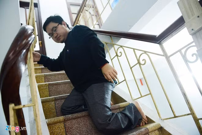 Sau khi hoàn thành những việc cơ bản, anh xuống nhà nghỉ ngơi đợi các em về ăn cơm. Mỗi khi có thời gian rảnh rỗi, anh cũng tham gia nhiều chuyến đi tình nguyện, giao lưu với bạn bè khắp nơi trên mọi miền Tổ quốc. "Cuộc sống không lấy đi của ai bất cứ điều gì. Dù tôi mang trong mình căn bệnh hiếm gặp, nhưng bù lại, tôi luôn gặp được những người yêu thương hết mực, sẵn sàng giúp đỡ tôi mọi lúc, mọi nơi. Tôi hài lòng và hạnh phúc với những gì đang có" - chàng trai Xương thủy tinh bày tỏ. Cuộc sống hàng ngày của chàng trai từng gãy xương 150 lần