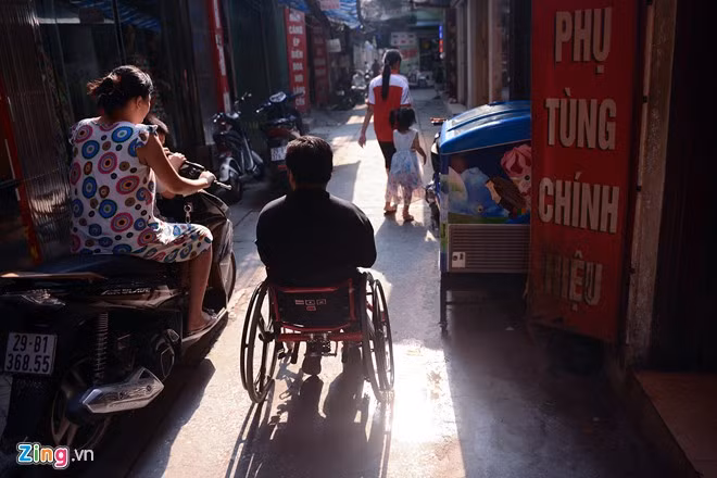 Con ngõ nhỏ có nhiều người qua lại, anh Ngọc Anh vẫn tự tin vững bước. Anh luôn quan niệm: "Mỗi người có một hoàn cảnh riêng. Điều quan trọng là biết cố gắng vượt qua khó khăn thế nào. Đừng bao giờ nghĩ đến chuyện tự ti hay bị người khác chê cười. Hãy cố gắng làm mọi điều để mọi người khâm phục bạn". Cuộc sống hàng ngày của chàng trai từng gãy xương 150 lần
