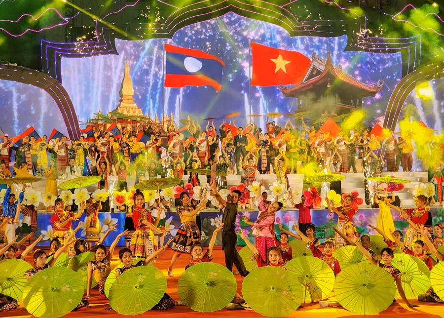 Lễ khai mạc với chương trình nghệ thuật thắm tính Việt - Lào.