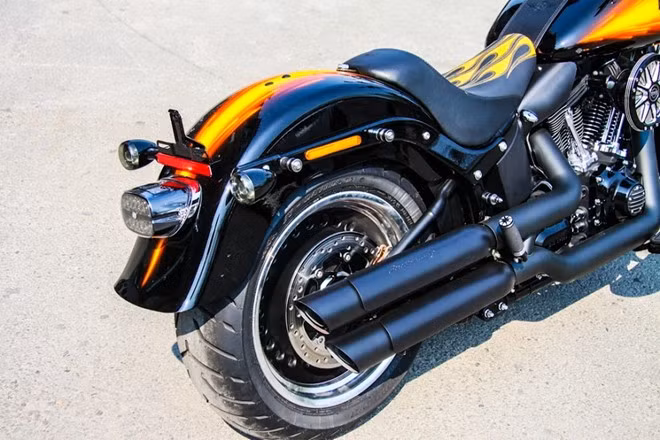 Fat Boy 2015 được phân phối chính hãng tại Việt Nam với mức giá 790 triệu đồng. Chi tiết Harley-Davidson độc nhất Việt Nam giá gần 800 triệu