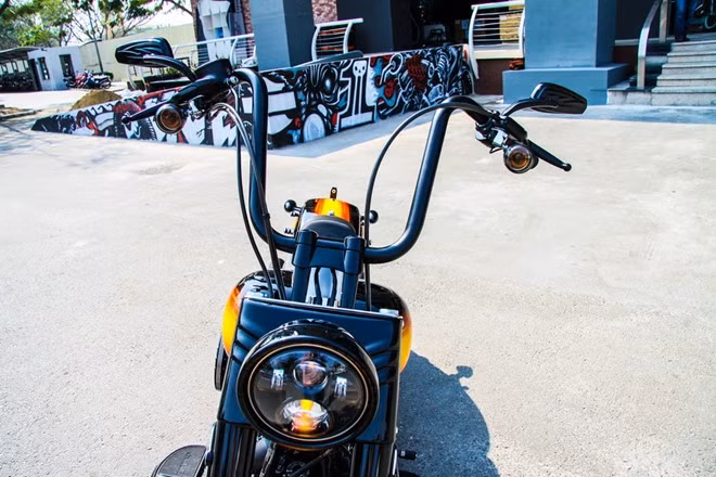 Các chuyên gia của Harley-Davidson of Sai Gon đã kết hợp các phụ kiện như tay lái, yên xe mới, các chi tiết lọc gió, ống xả theo phong cách Dark Custom của Harley-Davidson. Chi tiết Harley-Davidson độc nhất Việt Nam giá gần 800 triệu