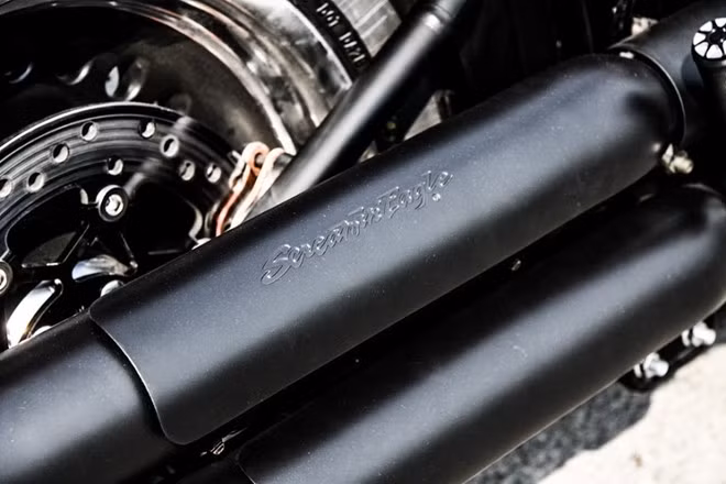 Ống xả được sơn màu Dark Custom đặc trưng của Harley-Davidson. Chi tiết Harley-Davidson độc nhất Việt Nam giá gần 800 triệu