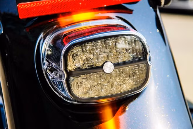 Đèn hậu sử dụng công nghệ LED, tiết kiệm năng lượng và tăng độ sáng. Chi tiết Harley-Davidson độc nhất Việt Nam giá gần 800 triệu