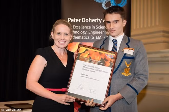 Với IQ 180 cùng niềm đam mê Toán học, nam sinh 17 tuổi ở Australia đang phát triển một định lý giúp con người tính toán nhanh hơn máy tính và tìm hiểu bí mật của vũ trụ. Đến nay, Ivan Zelich là cộng tác viên trẻ nhất có bài đăng trên tạp chí Geometry. Cậu biết nói 6 thứ tiếng, từng tham gia giải vô địch bơi lội bang Queensland, đại diện bang tham dự giải cờ vua quốc gia. Năm 2015, cậu nhận giải thưởng Peter Doherty nhờ thành tích xuất sắc trong lĩnh vực Toán học. Ảnh: Ivan Zelich. Những học sinh, sinh viên nổi tiếng năm 2015