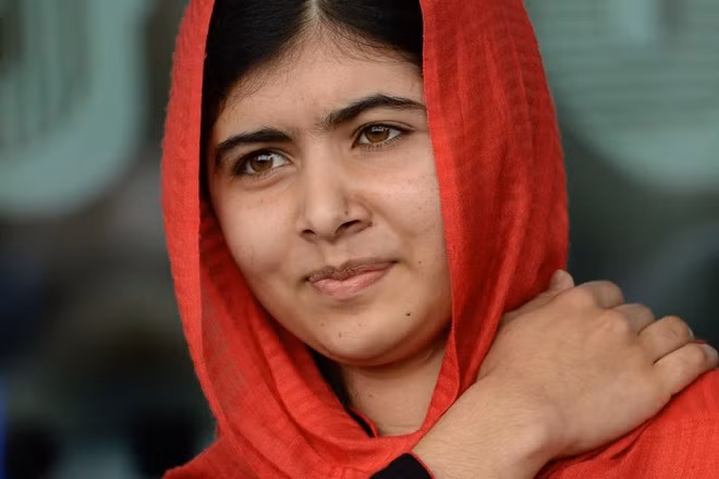 Ba năm sau khi bị tay súng Taliban bắn trên đường đi học, Malala Yousafzai tiếp tục hoạt động tích cực cho quyền đến trường của phụ nữ. Năm 2014, Malala trở thành người Pakistan thứ hai giành giải Nobel Hòa bình. Tháng 7/2015, vào dịp sinh nhật thứ 18, cô tới trại tị nạn của người Syria ở Lebanon mở trường học nhằm mang lại cơ hội học tập cho trẻ em. Ảnh: CNN. Những học sinh, sinh viên nổi tiếng năm 2015