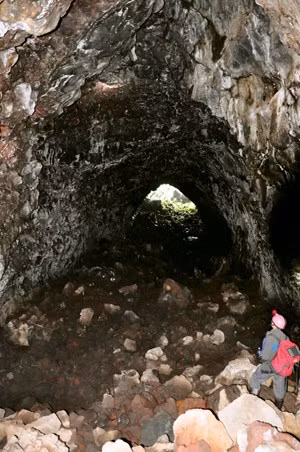 Hang C9 vòm cao và 2 cửa thông nhau