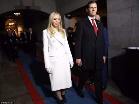 Hau due ong Trump xuat hien 