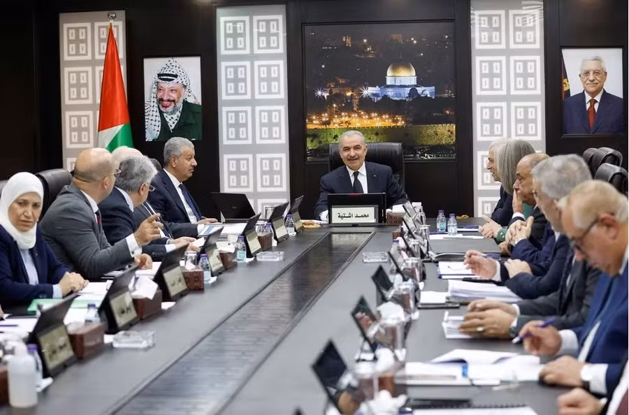 Thủ tướng Palestine Mohammad Shtayyeh triệu tập cuộc họp nội các ở Ramallah, Bờ Tây, ngày 26/2 (Ảnh: REUTERS)