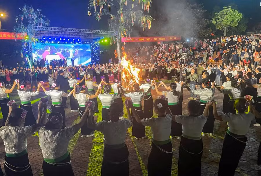 Màn múa xèo đặc trưng của đồng bào Thái trắng Mường Lay. Màn múa xèo đặc trưng của đồng bào Thái trắng Mường Lay.