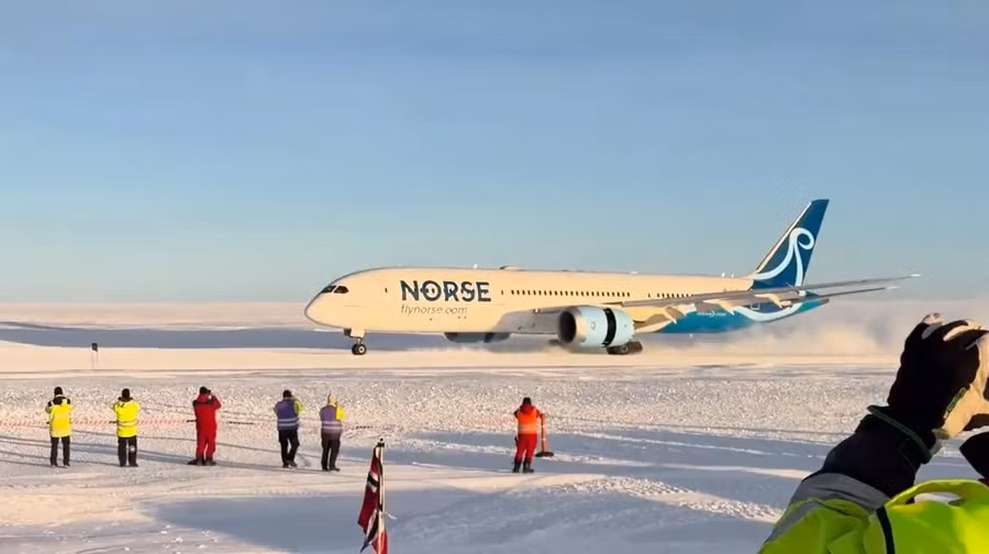 Máy bay Boeing 787 hạ cánh xuống Nam Cực.
